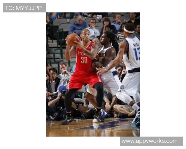 火箭队与国王队激战正酣NBA赛季精彩对决引发球迷热议