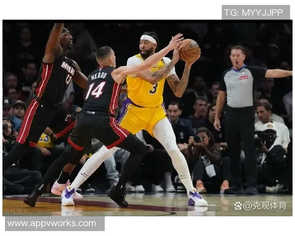 热火与湖人激战1211精彩回顾双方球员表现亮眼引发球迷热议