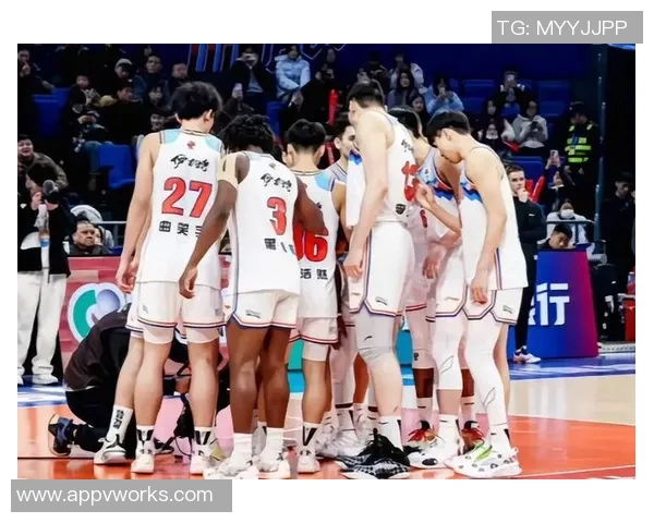 福建男篮迎战四川队全力争胜展现团队实力与拼搏精神